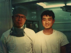 1980年　徳島大学医学部第二外科医局長 森本先生と一緒に手術後紀念写真 