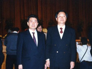 1997年　北京人民大會堂で中國元厚生大臣張文康先生との記念写真 