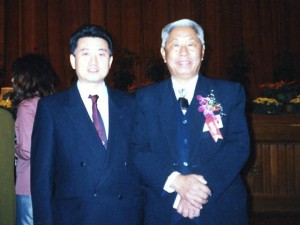 1997年　北京 世界針聯主席 教授 王 雪苔先生と記念写真 