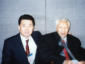 1997年　北京 世界針聯学術大会で中国工程院院士、学術委員会主任委員 教授 程莘農先生と記念写真 