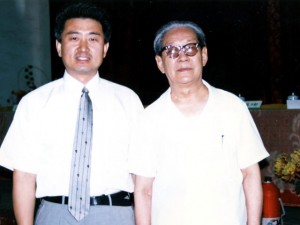 1996年　中国蘭州で、国際鄭氏伝統針法学術大会で、会長・教授 鄭 魁山先生と記念写真 